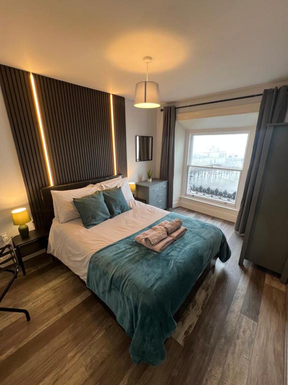 En eller flere senge i et værelse på two bed Seafront apartment - sea views