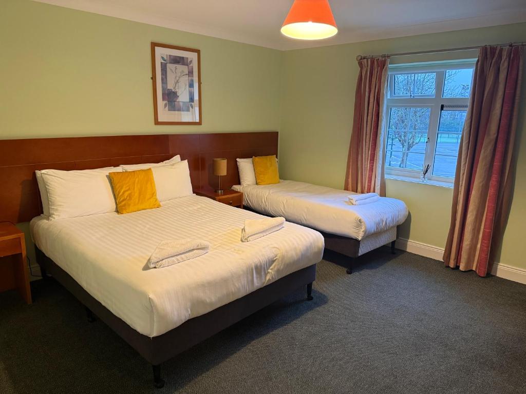 Postel nebo postele na pokoji v ubytování 36 Flesk River Apartment