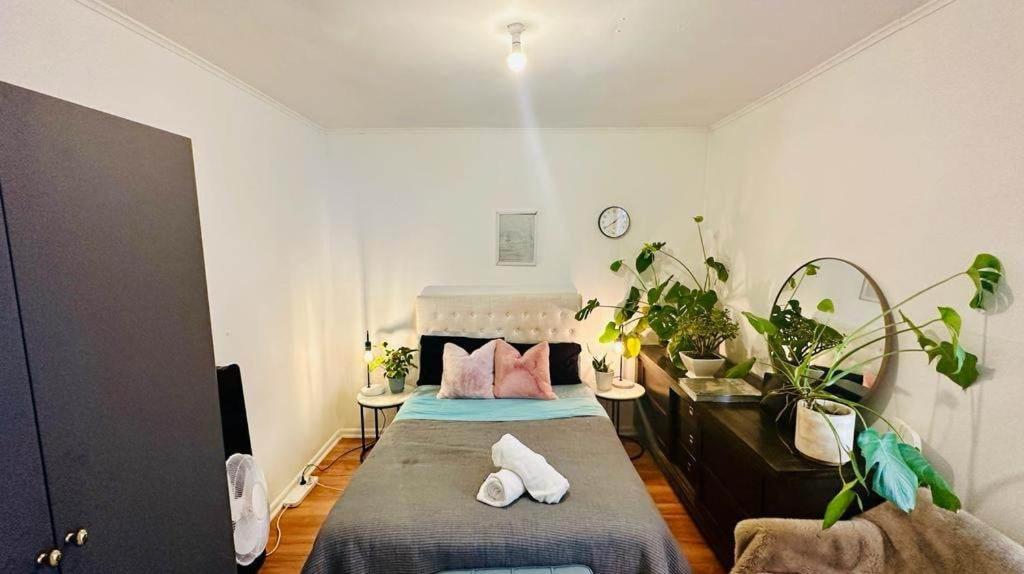 En eller flere senge i et værelse på Melbourne rustic beach house 2km CBD