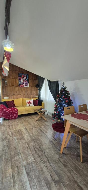 Χώρος καθιστικού στο GONTA kottage, ЧАН - ДЖАКУЗІ тераса, вихід в гори