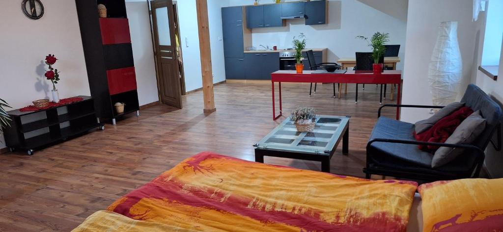 una sala de estar con un sofá y una mesa en Krčma na statku, en Zásmuky