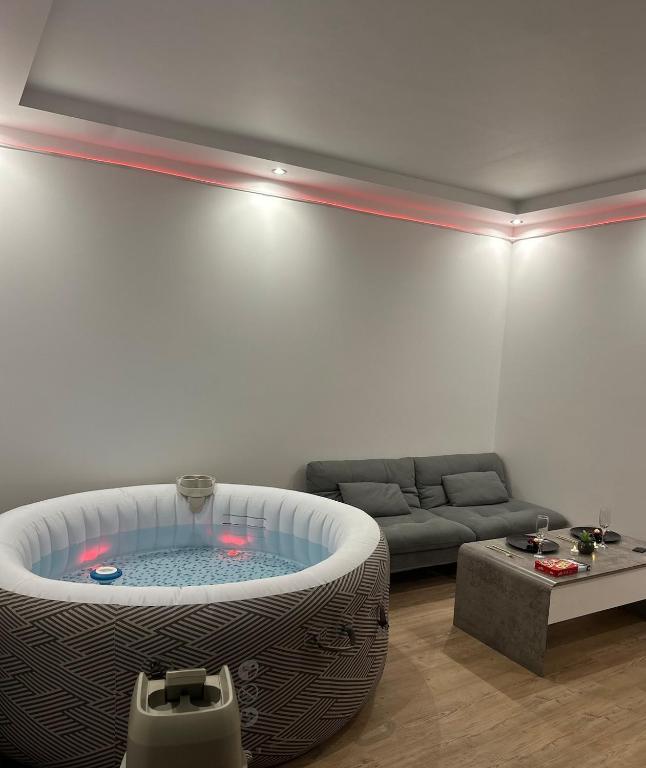 Et opholdsområde på Jacuzzi Privé & Cinéma - Suite Romantique