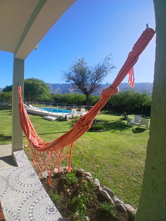 eine Hängematte auf der Veranda eines Hauses in der Unterkunft Complejo El Caldén in Merlo