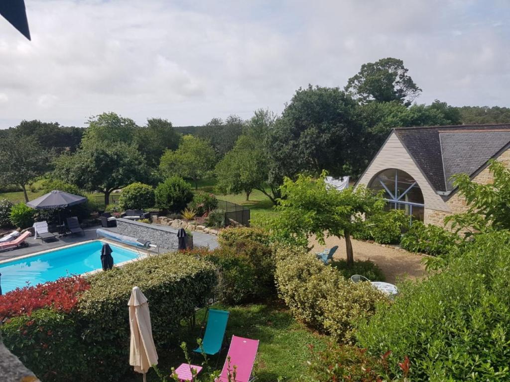 vue aérienne d'une maison avec piscine dans l'établissement Domaine de Keryargon, Chambres d'hôtes B&B et Location de Vacances, à Belz