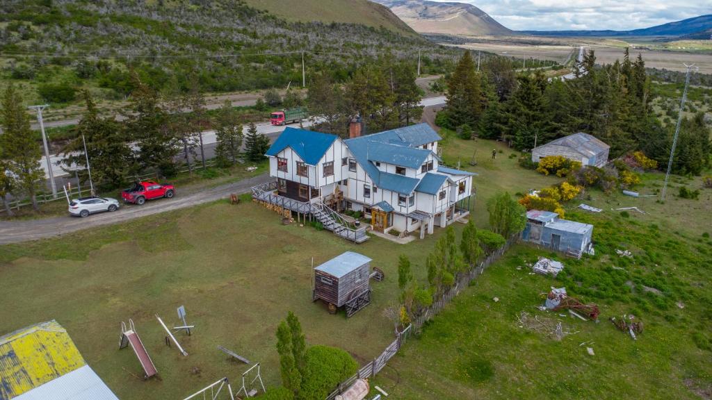 een luchtzicht op een groot huis met een blauw dak bij Hotel Boutique 3 Pasos in Cerro Castillo