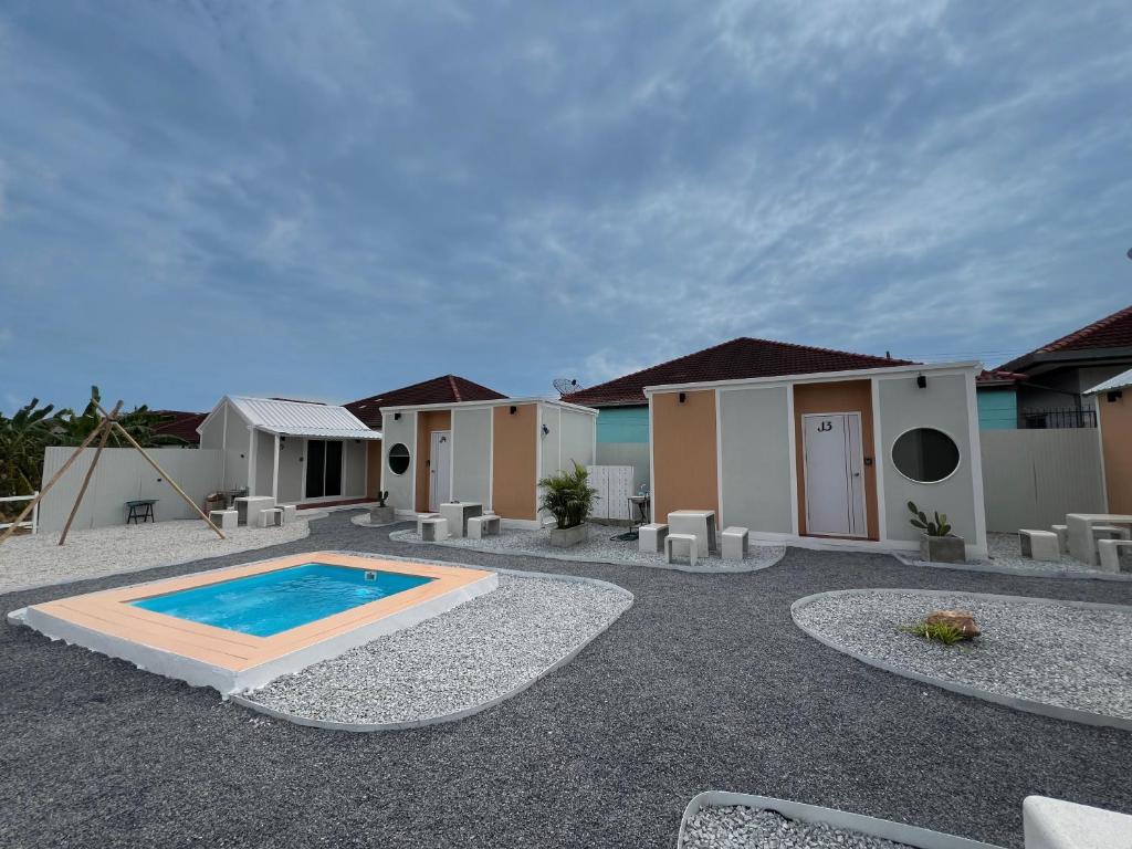 een binnenplaats met een zwembad voor de huizen bij JAYLA Resort in Sattahip