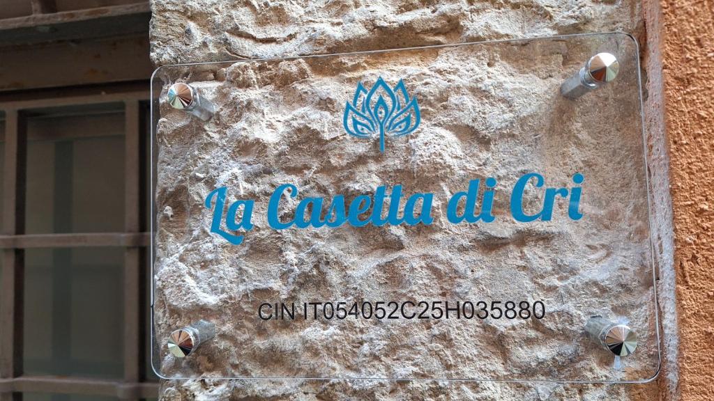 een bord aan de zijkant van een gebouw bij La Casetta di Cri in Todi