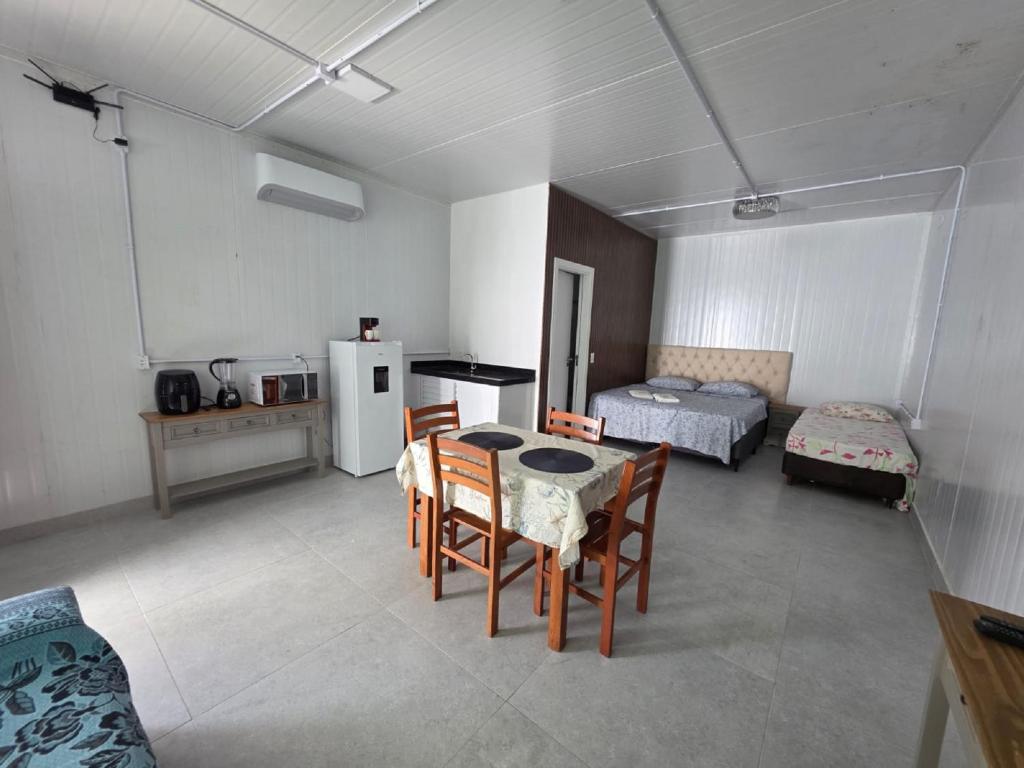 Køkken eller tekøkken på Flat Rota do Sol Bombinhas Centro 100 metros da praia - sem cozinha