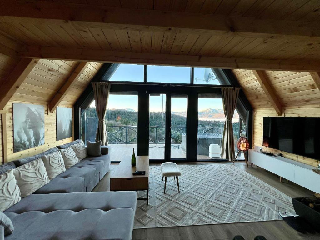 a living room with a couch and a tv at Vikendica Nomadova Koliba in Tvrdimići