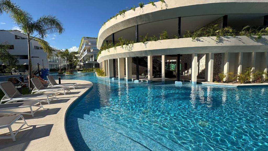 Hồ bơi trong/gần Stylish Playacar Condo with Balcony & Pool