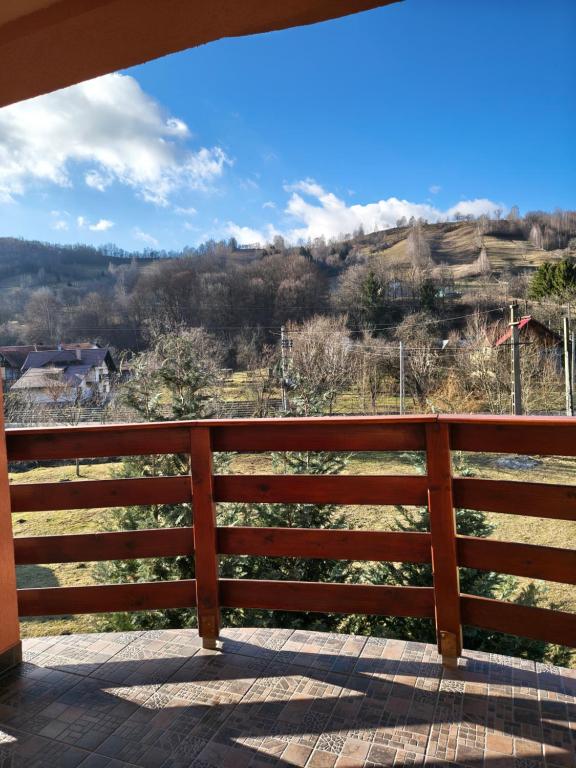 einen Holzzaun mit Blick auf einen Hügel in der Unterkunft LaBrazi in Şimon