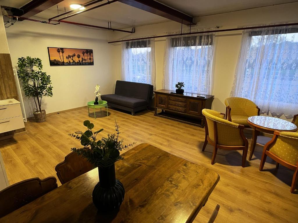 een woonkamer met een tafel en een bank bij Apartment Pottery - Park view in Thun