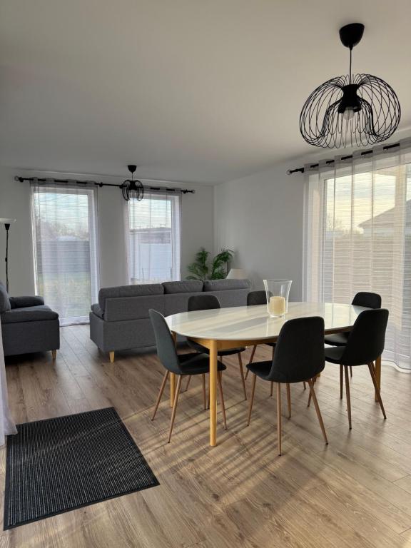 een woonkamer met een tafel en stoelen bij Résidence de l'Authie in Groffliers