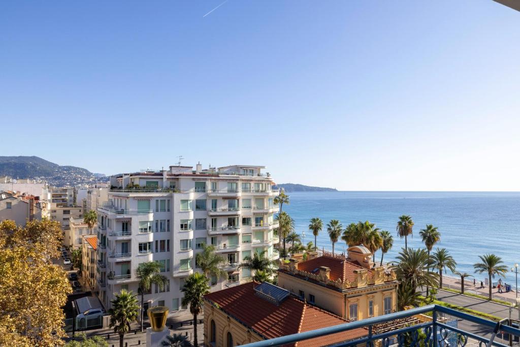 una vista di una città e dell'oceano di Crisol Promenade a Nizza