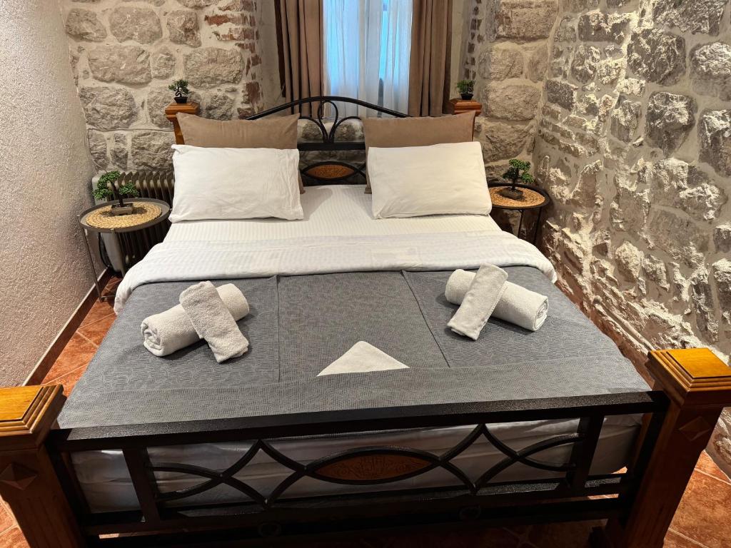 En eller flere senge i et værelse på Little Bay Apartments