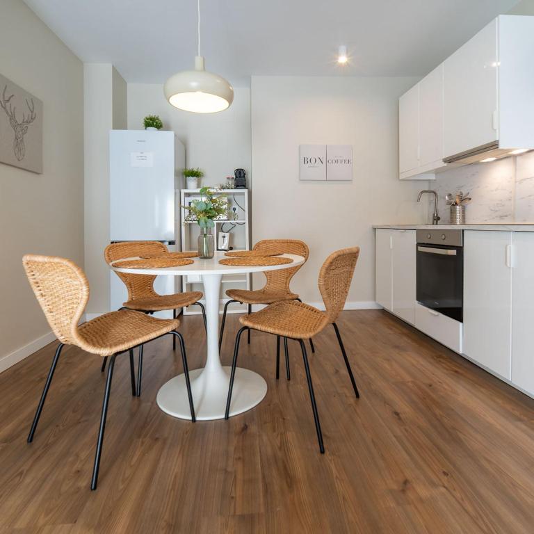 a kitchen and dining room with a table and chairs at Apartamento Luis de Vargas in Huelva