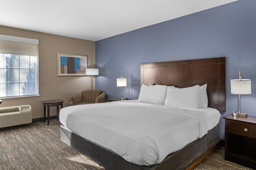 ein Hotelzimmer mit einem großen Bett und einem Fenster in der Unterkunft Best Western Natchitoches Inn in Natchitoches