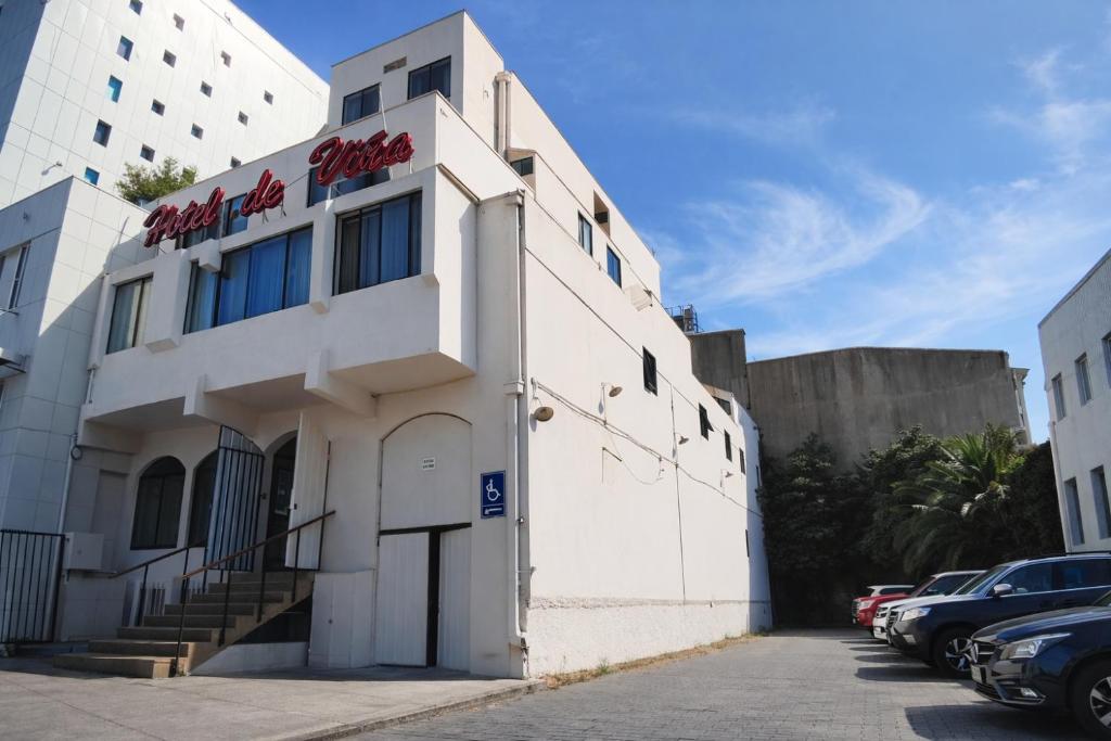 un edificio bianco con un cartello sopra di Hotel de Viña a Viña del Mar