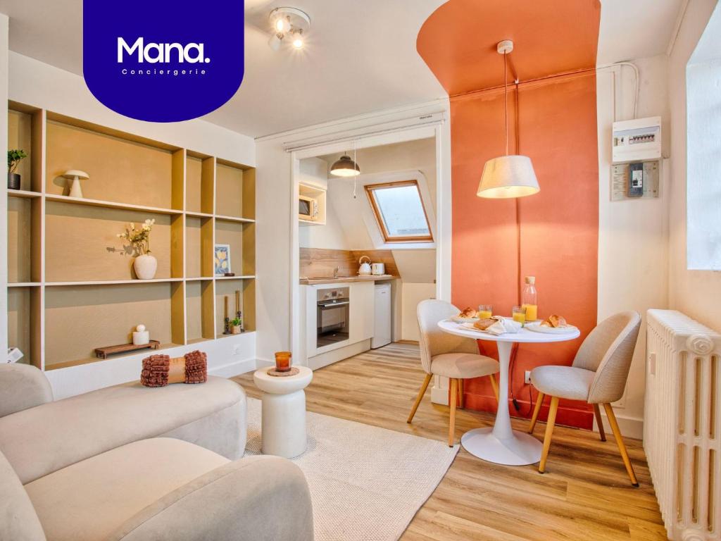 a small living room with a table and chairs at Le Chéron - Confort, Wi-Fi & commerces à deux pas in Caen