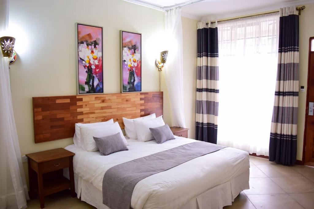 sypialnia z dużym łóżkiem w pokoju w obiekcie The Smith Hotel w mieście Kiserian