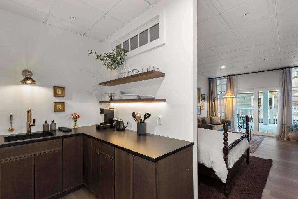 una cucina con un lavello e un piano di lavoro di The Optimist Guesthouse | 3 a Camden