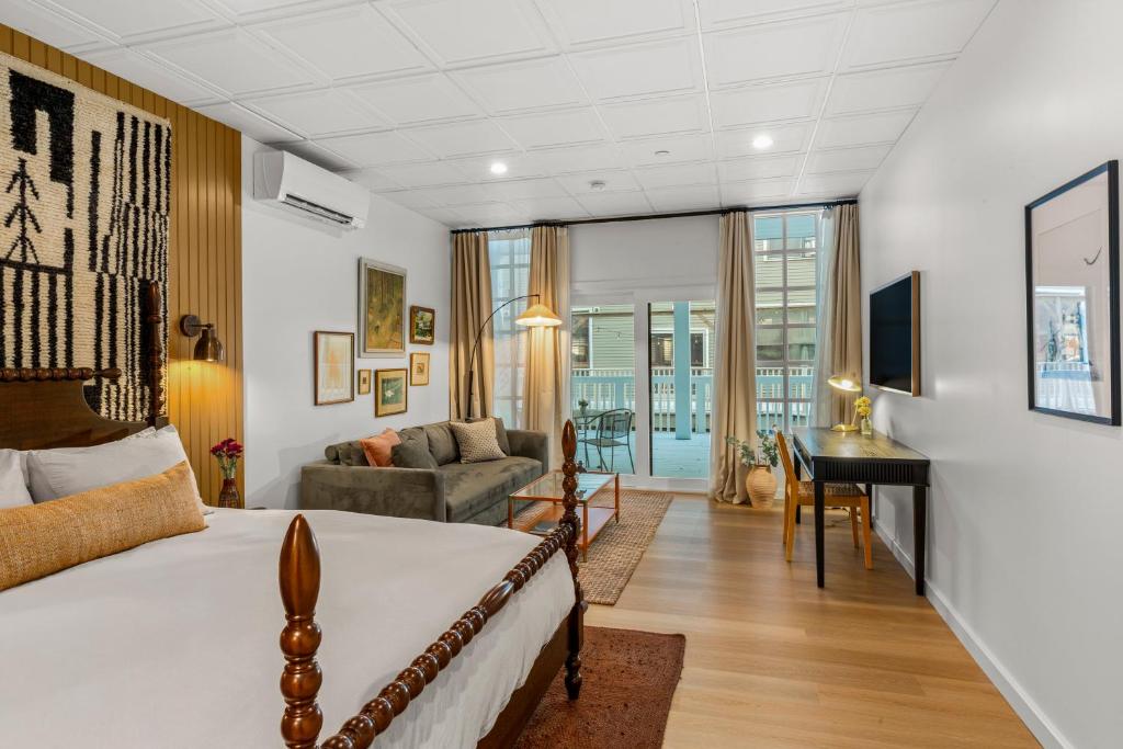 een slaapkamer met een bed en een woonkamer bij The Optimist Guesthouse | 3 in Camden