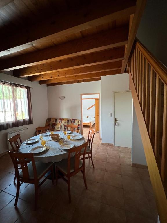 a dining room with a table and chairs at duplex appartement 6 à 8 personnes in Guchan