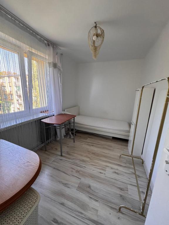 een kamer met een tafel en een bank in een kamer bij Przy PKP in Biała Podlaska