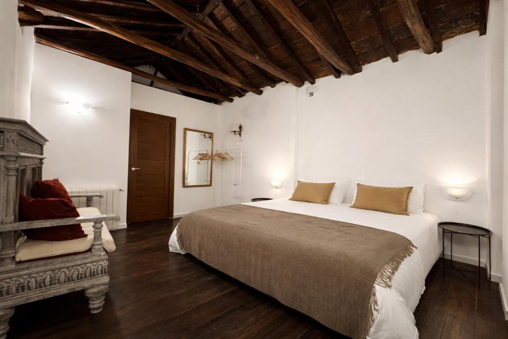 El Torreón 1870 في غرناطة: غرفة نوم بها سرير كبير وكرسي