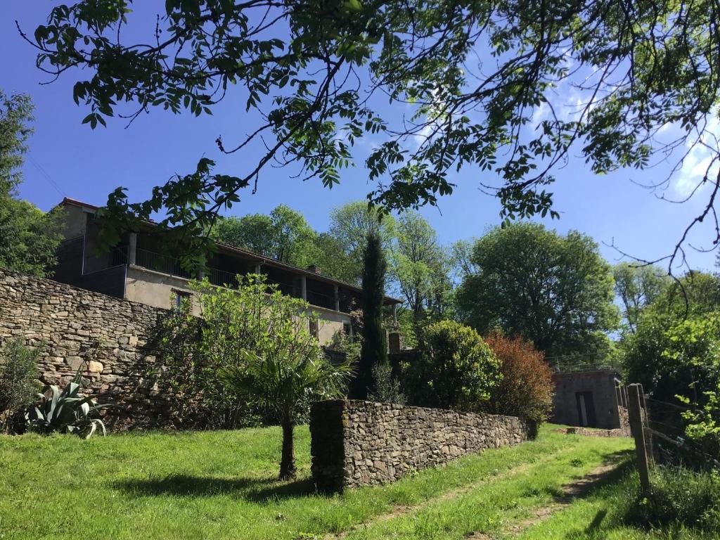 een extern uitzicht op het huis bij La Bouriotte in Labastide-Rouairoux