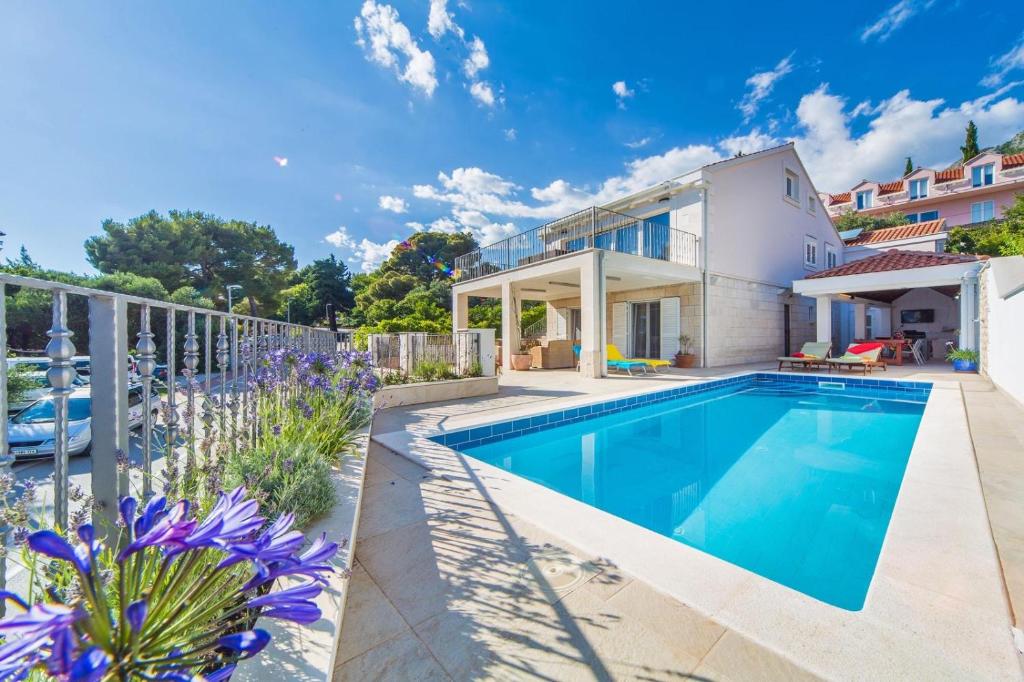 Swimmingpoolen hos eller tæt på Villa Teora