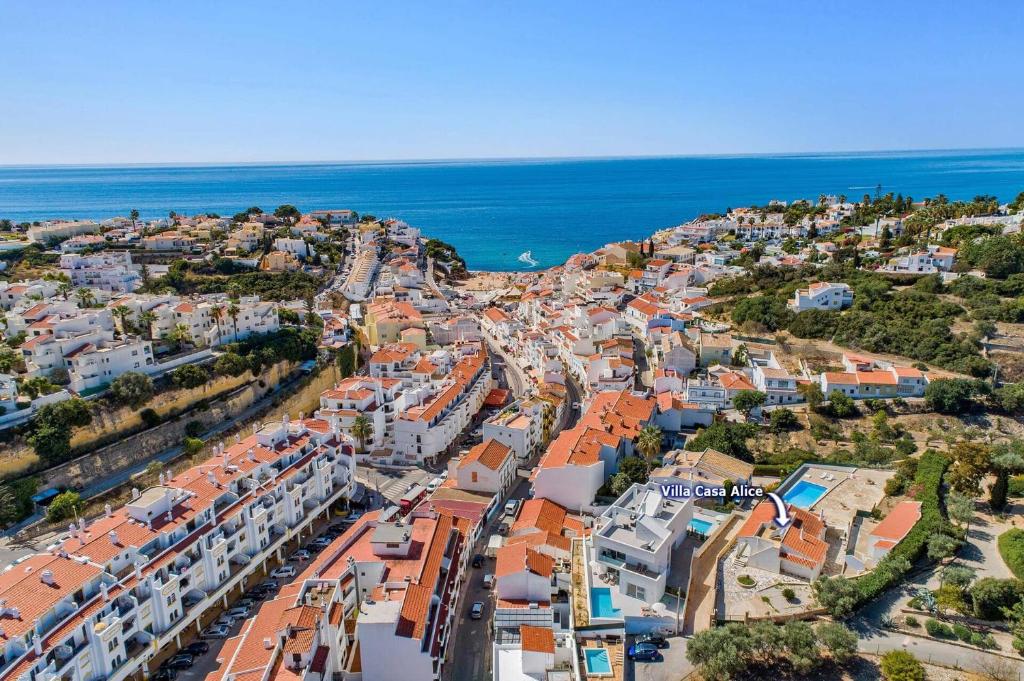eine Luftansicht einer Stadt mit Meerblick in der Unterkunft Villa Casa Alice by Villa Plus in Carvoeiro