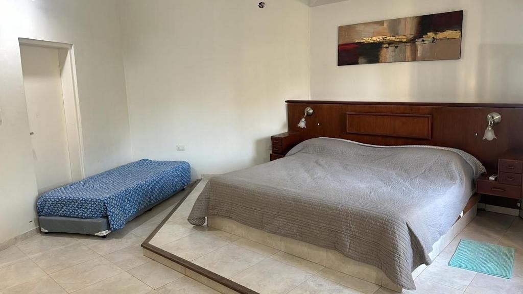a bedroom with a bed and a foot board at Casa quinta in La Banda