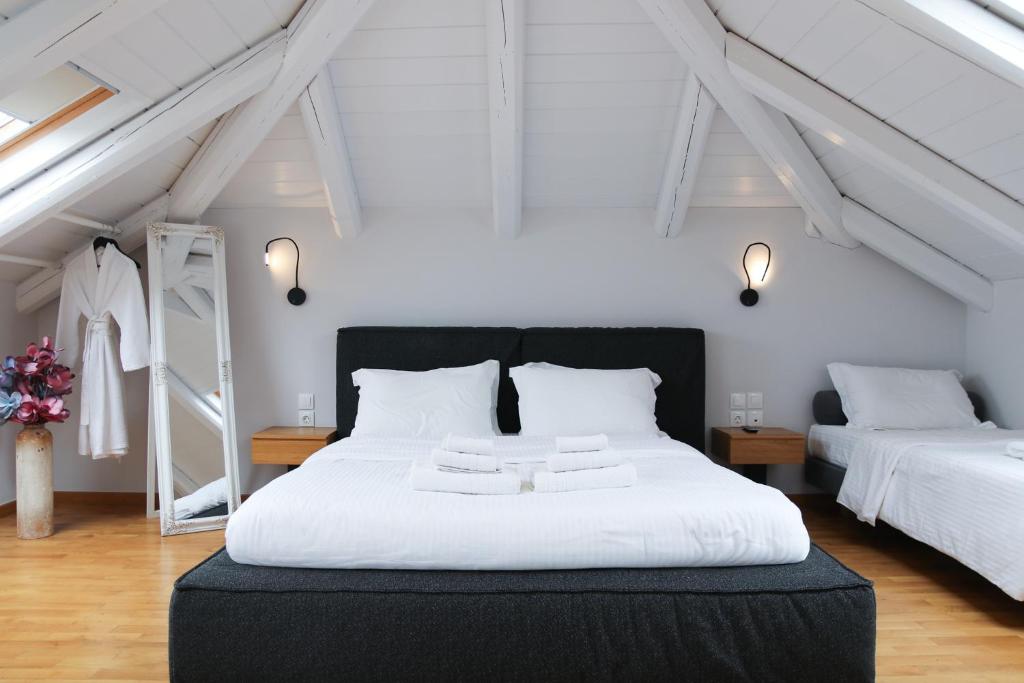 Postel nebo postele na pokoji v ubytování Porto Enetiko Boutique Hotel