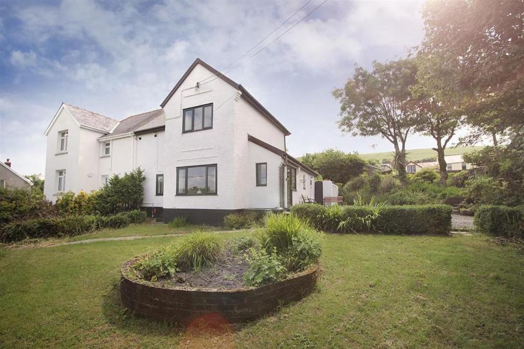 a white house with a yard in front of it at 2 Bed in Llanmadoc oc-hh2110 in Llanmadoc