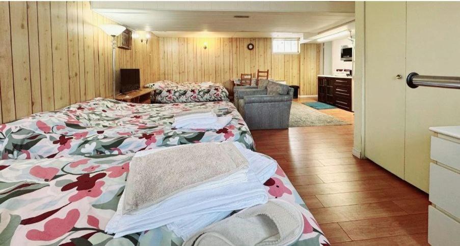 una camera da letto con un grande letto con fiori di Orient Lumiere a Brossard