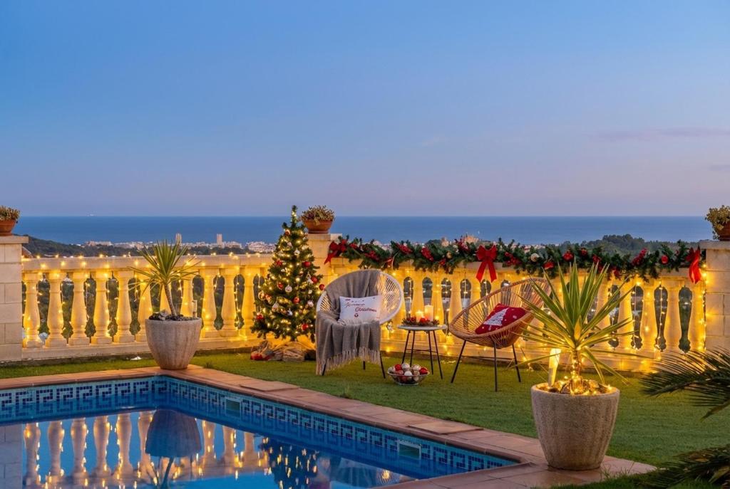 Bazén v ubytování Sea View Villa - Pool BBQ & Beach - Barcelona nebo v jeho okolí