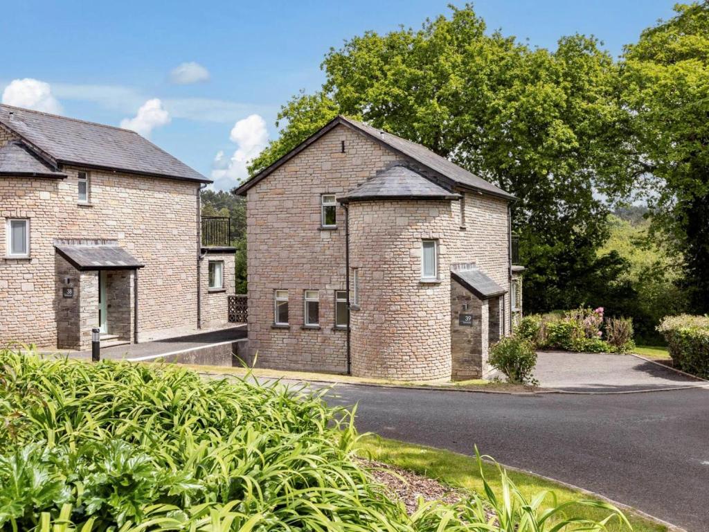 an old brick house on the side of a road at 2 Bed in Saltash oc-87707 in St. Mellion