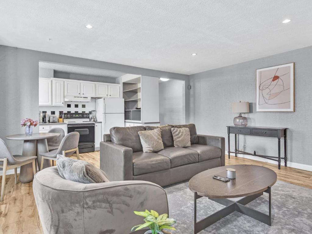 een woonkamer met een bank en een tafel bij World Cup Apartment Flat 10 to 14 Nights Premier Arena Location in Atlanta