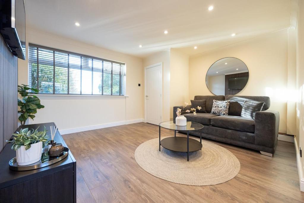 een woonkamer met een bank en een tafel bij Calgary Residence in Mellor