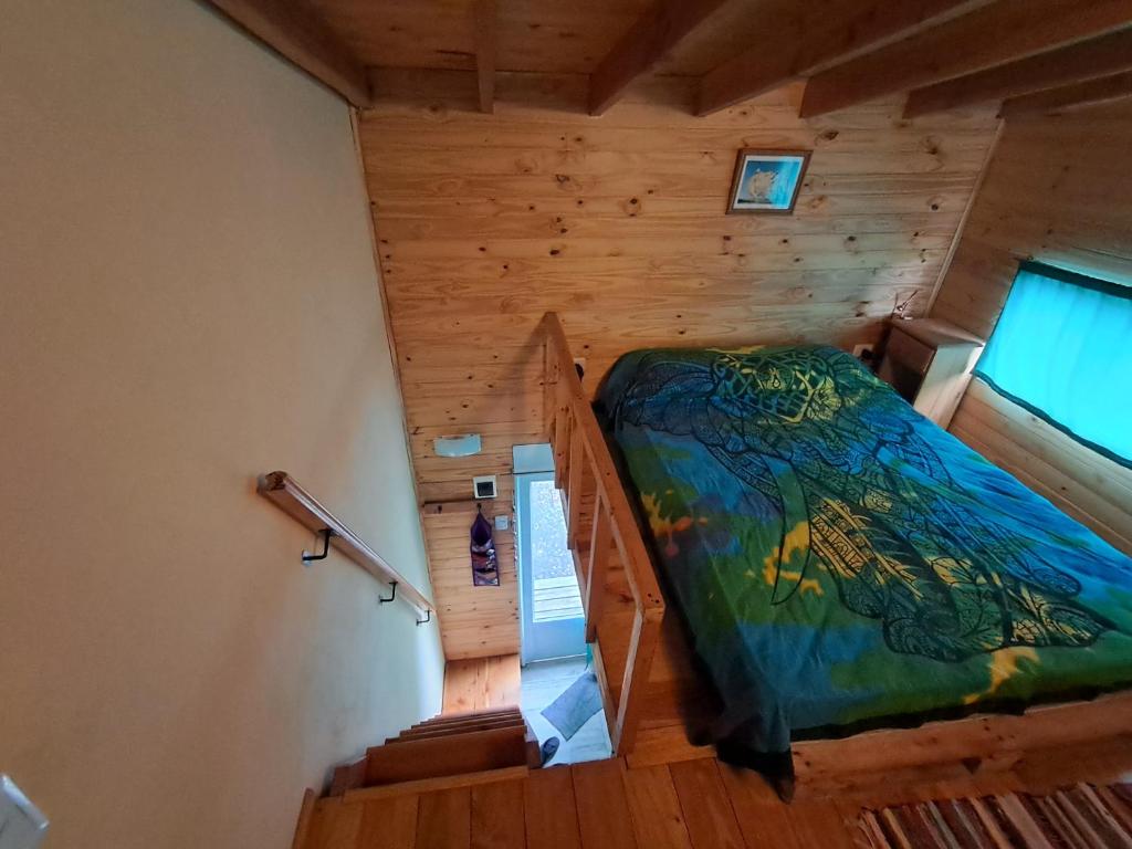 埃博森Sur tiny house的小木屋内的卧室,配有床