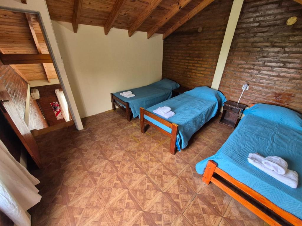 una vista sul soffitto di una camera con 2 letti di Cabañas La Carlota a Trapiche