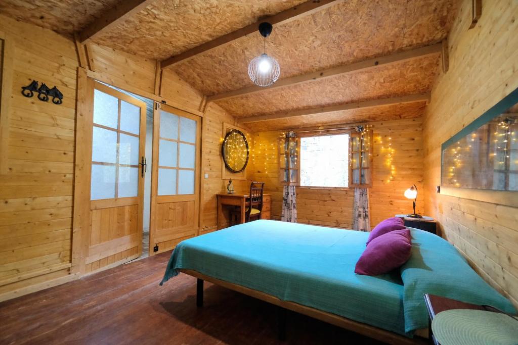 een slaapkamer met een bed in een houten kamer bij Villa Tamadaba Rural Home - Pet Friendly, Near Ocean, Ideal for Long Stays in Agaete