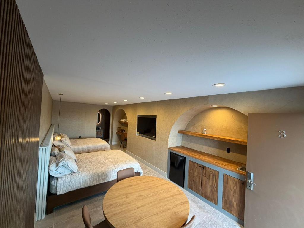 Postel nebo postele na pokoji v ubytování Presidio Inn