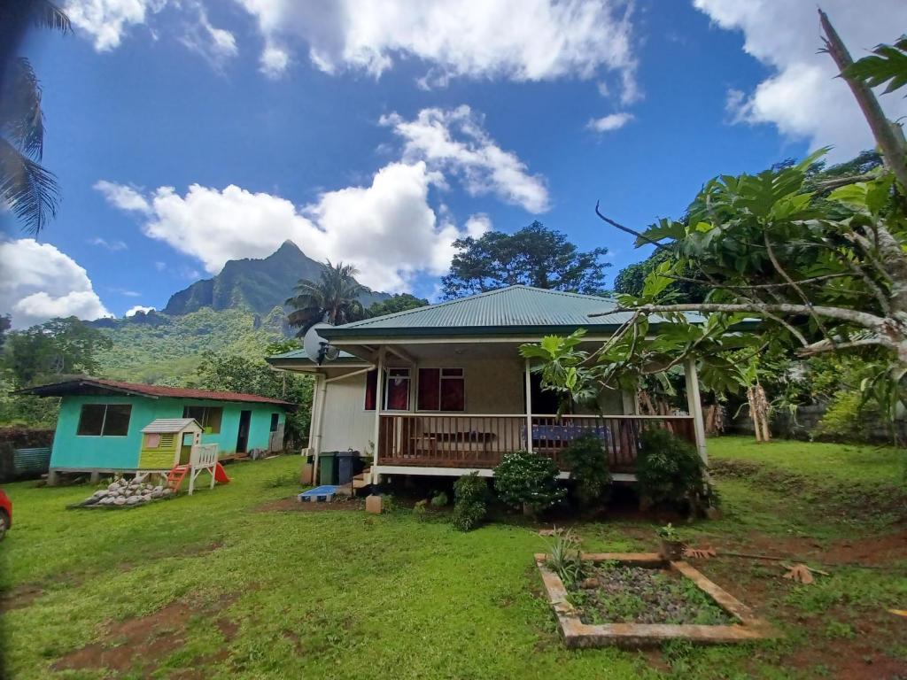 ein Haus mit einem Berg im Hintergrund in der Unterkunft Fare vallée de Paopao in Paopao