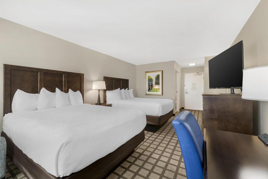 En eller flere senge i et værelse på Best Western North Bryant Inn