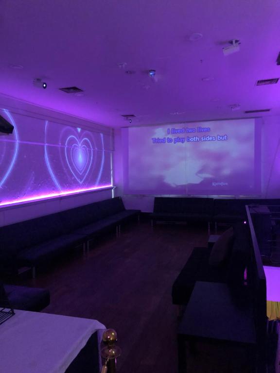 een kamer met een groot scherm met paarse verlichting bij 215 Queen's Party and Event House in Melbourne