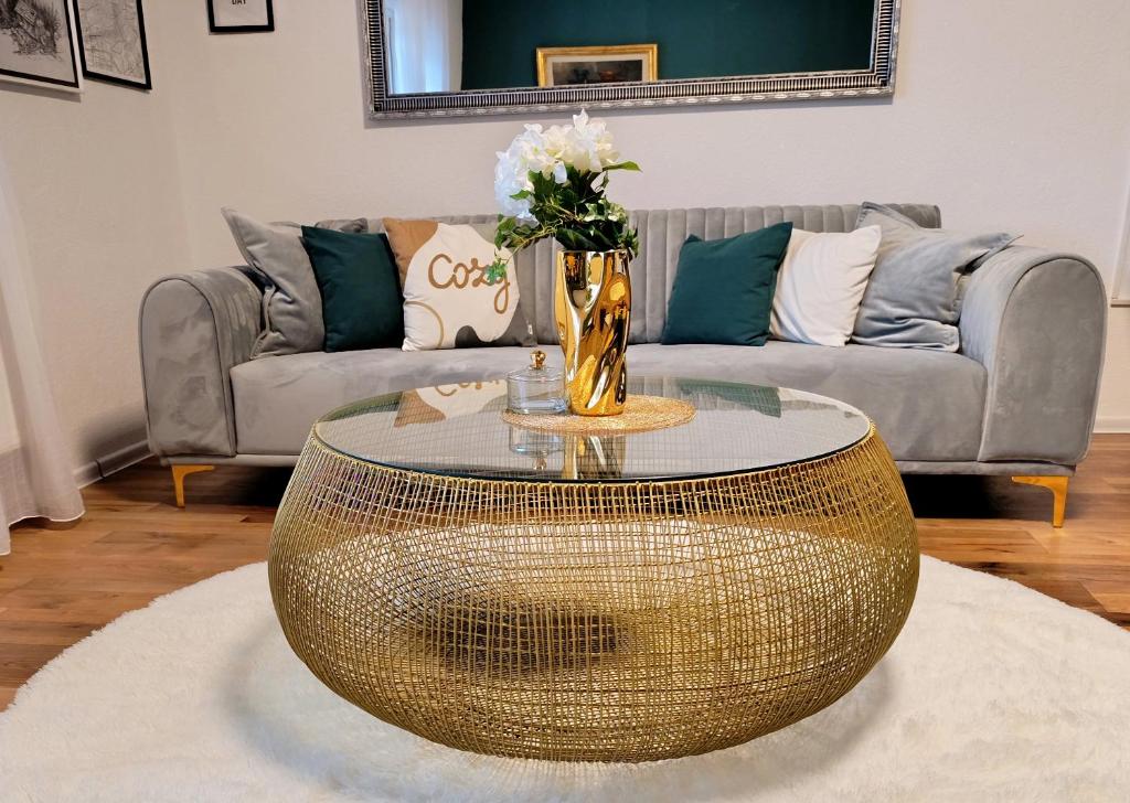 - un salon avec une table en or et un canapé dans l'établissement Apartmani Jasmina 2, à Bihać