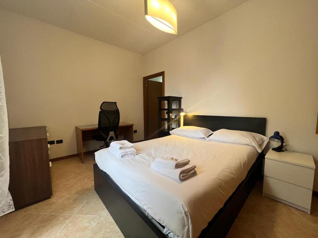 2 Bedrooms near Yellow Metro Station, Wifi, AC by Kibilù Affitti Brevi