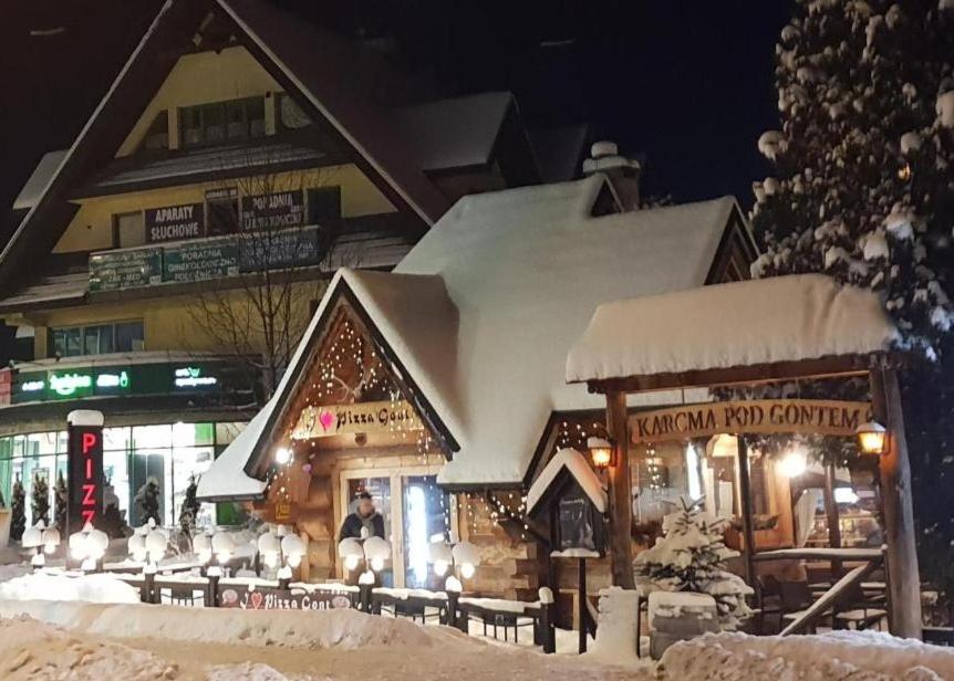 een gebouw bedekt met sneeuw voor een gebouw bij Apartament Pokoje u Jacka Zakopane PKP 700 Centrum 1200 in Zakopane